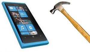 video-cat-de-rezistent-e-nokia-lumia-900-vezi-daca-a-trecut-testul-ciocanului_size6