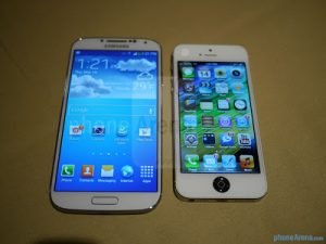 Samsung-Galaxy-S-IV-vs-Apple-iPhone-5